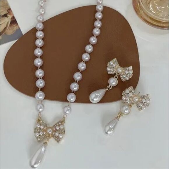 Faux Pearl Bow Necklace & Earring Set - Picture 4 of 5